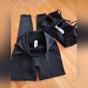 NEW WOMENS VICTORIA'S SECRET BLACK WITH METALLIC LEGGINGS AND SPORT BRA SET M/M